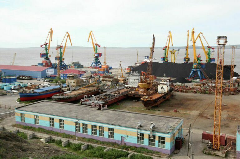 Пары горючей жидкости взорвались на малом танкере на Чукотке