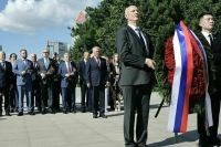 Володин возложил венок к мемориалу советским летчикам-освободителям в Чанчуне