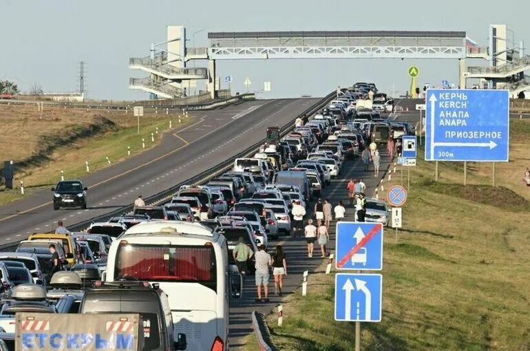 Свыше 1,5 тысячи машин стоят в очереди перед Крымским мостом