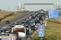 Свыше 1,5 тысячи машин стоят в очереди перед Крымским мостом