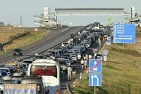 Свыше 1,5 тысячи машин стоят в очереди перед Крымским мостом