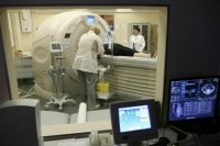 Зарплаты врачей и замещающих их фельдшеров предложили уравнять