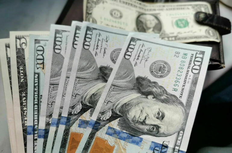 Ограничения на снятие наличной валюты продлили до марта 2026 года