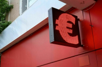 Курс евро впервые с февраля превысил 98 рублей 