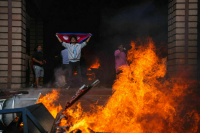 Протестующие в Непале подожгли дворец президента и здание парламента