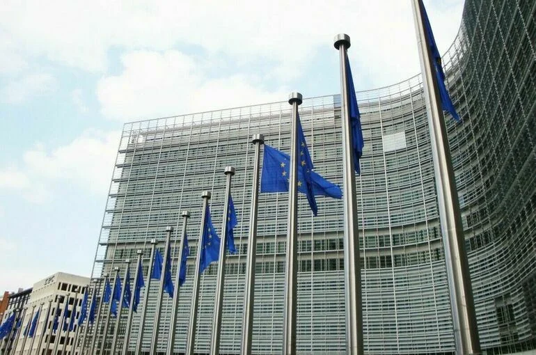 Politico: Европарламент проголосует по двум вотумам недоверия главе ЕК