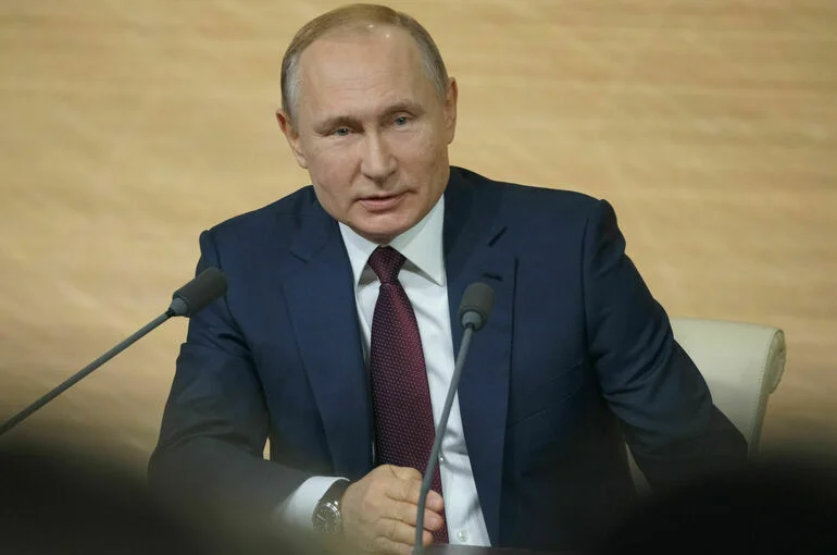 Путин: Российская молодежь показывает готовность защищать Родину