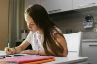 Учителей защитят от родителей, а учеников — от скучной домашки