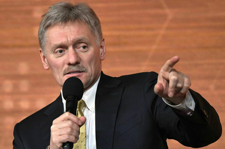 Песков: Зеленский пытается убедить своих «кормильцев», что он хороший «вояка»