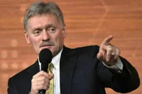 Песков: Зеленский пытается убедить своих «кормильцев», что он хороший «вояка»