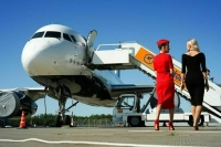 Авиакомпаниям предложили запретить требовать от стюардесс носить каблуки