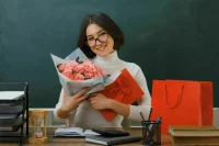 Букет как взятка: когда учителям разрешат подарки за 10 тысяч рублей