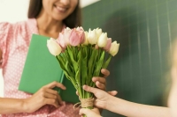 Учителей предупредили о наказаниях за подарки дороже 3 тысяч рублей