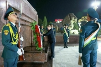 Путин возложил венок к памятнику Исмоилу Сомони в Душанбе