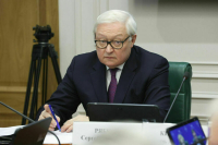 Рябков заявил, что РФ и США продолжают обмен сигналами на рабочем уровне