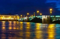 В Санкт-Петербурге завершается десятый сезон шоу «Поющие мосты»