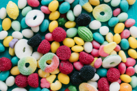 Оградить доступ детей к конфетам со спиртным снова предложили в Госдуме