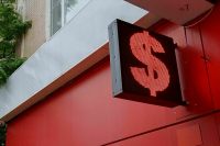Доллар упал ниже 80 рублей впервые с сентября