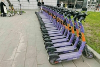 Слуцкий предложил запретить ездить на электросамокатах по тротуарам