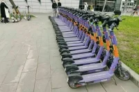 Слуцкий предложил запретить ездить на электросамокатах по тротуарам