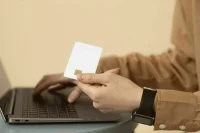Депутат предложил ограничить комиссии при переводе денег со счета юрлица физлицу