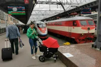 Пассажиров опаздывающих поездов хотят бесплатно кормить и заселять в отели