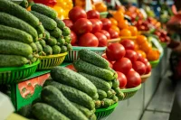 Огурцы и помидоры сильнее всего выросли в цене с июля 2025 года