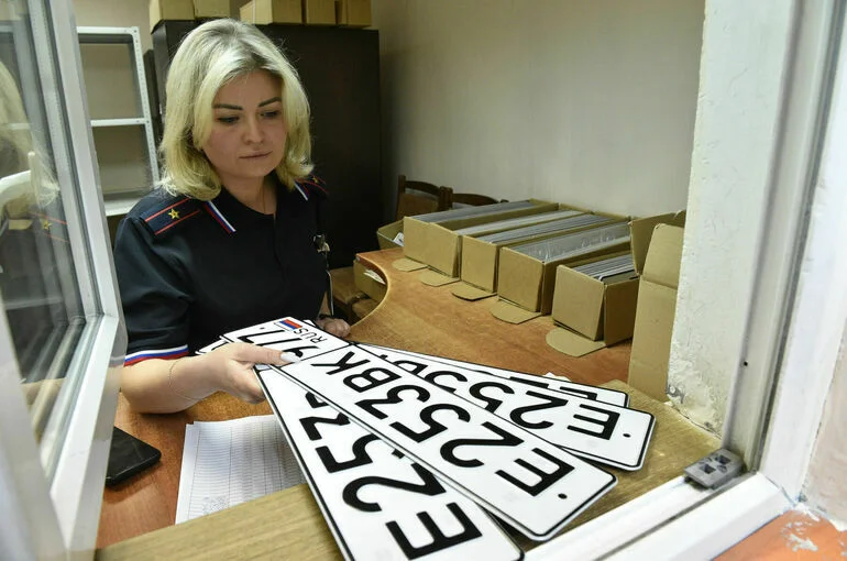 В МВД рассказали, нужно ли менять автомобильные номера без флагов