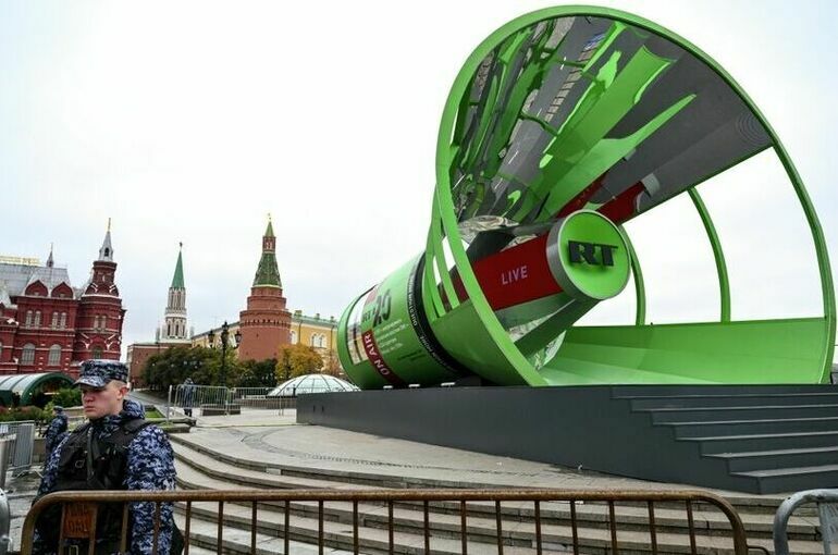 RT установил арт-объект на Манежной площади