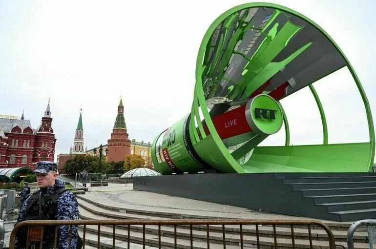 RT установил арт-объект на Манежной площади