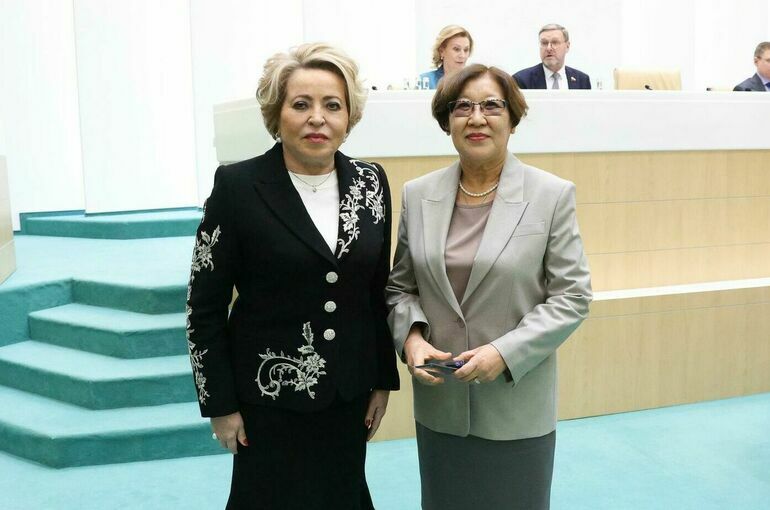 Матвиенко вручила удостоверение сенатора Альбине Кирилловой