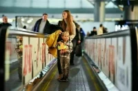 Лифты для колясок и приоритетная посадка: Как обслужат семьи с детьми в аэропортах