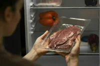 Сырое мясо и десерты лучше не класть рядом в холодильнике