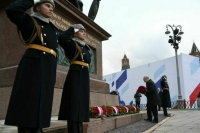 Путин возложил цветы к памятнику Минину и Пожарскому на Красной площади