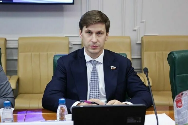 Сенатор Новиков разъяснил суть закона об отработке выпускников медвузов и колледжей