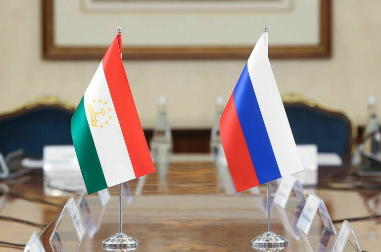 Российско-таджикским школам передали новые автомобили