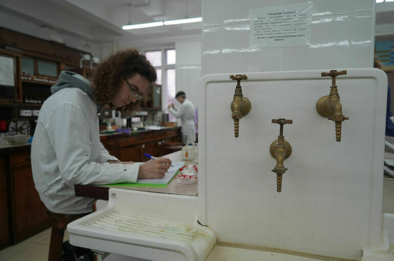 Минобрнауки: Ограничения на платный прием в вузы затронут 10% специальностей