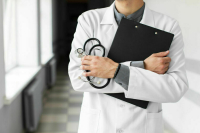 Базовый оклад врачей предложили повысить до трех МРОТ