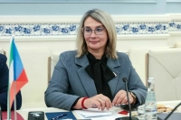 Сенатор призвала учесть экономику компаний при обсуждении исключения выходных из отпуска