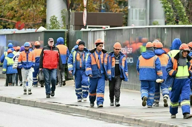 Петербург поднимает плату за патент для трудовых мигрантов до 8 тысяч рублей