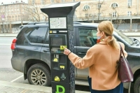 В Госдуме предложили сделать бесплатной парковку для многодетных