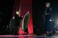 Путин и Жапаров возложили венки к Вечному огню в Бишкеке