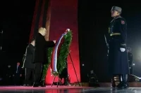 Путин и Жапаров возложили венки к Вечному огню в Бишкеке