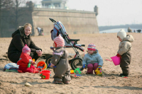 Матерей-героинь уравняли в льготах с Героями России и Героями Труда