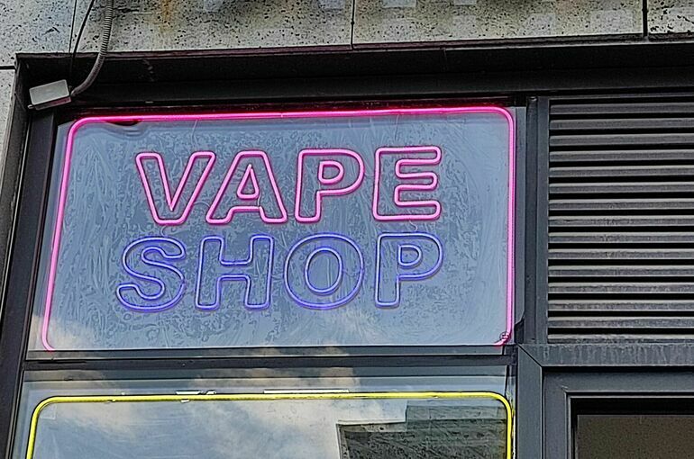 В России предложили запретить оптовую и розничную продажу вейпов