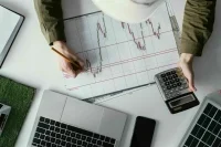 Депутат Панеш предостерег от инвестиций в «иностранных брокеров»