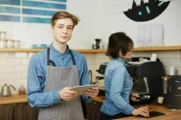 Пенсию по потере кормильца предлагают сохранить работающим подросткам