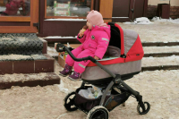 Нехватку инфраструктуры для семей с детьми назвали препятствием для роста рождаемости