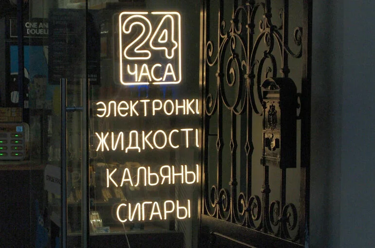 На остановках общественного транспорта запретят продажу вейпов и сигарет