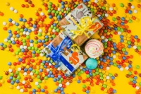Как выбрать безопасный сладкий подарок на Новый год: советы эксперта Роскачества